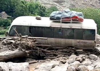 بابوسر ٹاپ: لینڈ سلائیڈنگ اور سیلابی ریلے سے سڑکیں، پل تباہ، درجنوں سیاح لاپتہ