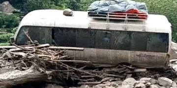 بابوسر ٹاپ: لینڈ سلائیڈنگ اور سیلابی ریلے سے سڑکیں، پل تباہ، درجنوں سیاح لاپتہ