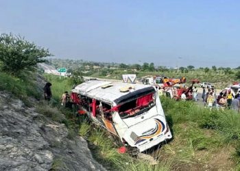 اسلام آباد سے لاہور جانے والی بس ٹائر پھٹنے کے باعث کھائی میں گر گئی، 8افراد جاں بحق