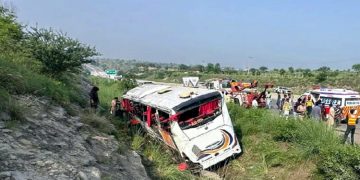 اسلام آباد سے لاہور جانے والی بس ٹائر پھٹنے کے باعث کھائی میں گر گئی، 8افراد جاں بحق