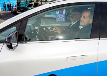 ایرانی صدر کی گاڑی پانی ملے پٹرول سے خراب ، ٹیکسی میں سفر کرنا پڑ گیا