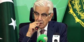 عمران خان اور غلام سرور نے مل کر قومی ایئر لائنز کو قبرستان بنا دیا تھا: خواجہ آصف