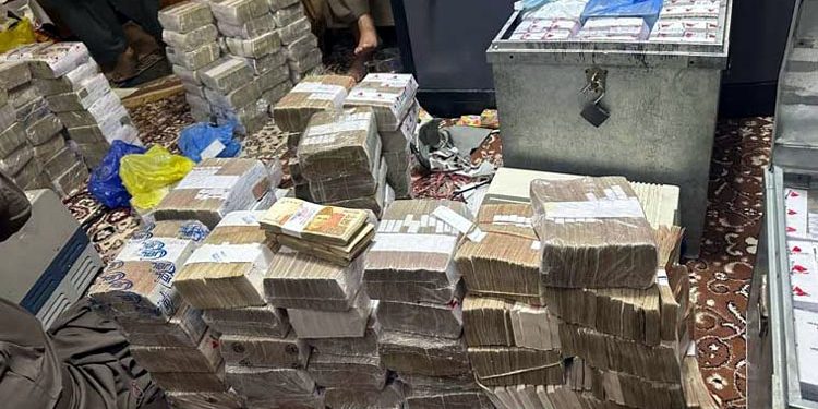 کوہستان میگا کرپشن سکینڈل: ڈسٹرکٹ اکاؤنٹ آفیسر سمیت 8 مرکزی ملزمان گرفتار