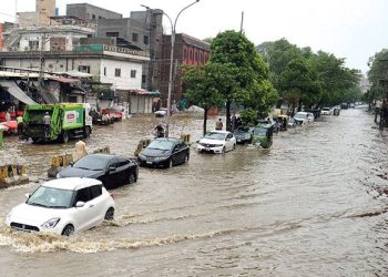 لاہور میں طوفانی بارش، چھتیں گرنے سے جاں بحق ہونیوالے افراد کی تعداد 12 ہوگئی