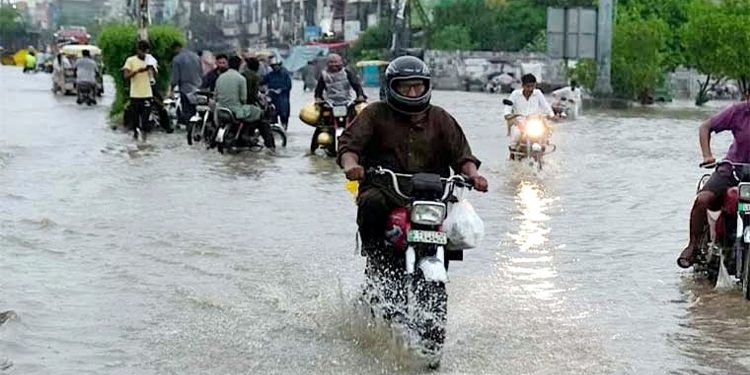 لاہور سمیت پنجاب کے مختلف اضلاع میں طوفانی بارش، نشیبی علاقے زیرآب
