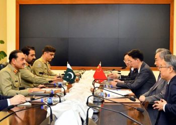 فیلڈ مارشل سے چینی وزیر خارجہ کی ملاقات، پاکستان کی خودمختاری کیلئے حمایت کا عزم
