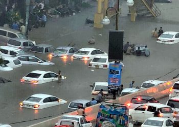 طوفانی بارش نے کراچی کو ڈبو دیا، حادثات میں 11 افراد جاں بحق، آج عام تعطیل