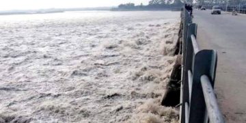 بھارت کی جانب سے پانی چھوڑنے کے بعد پنجاب کے دریا بپھر گئے، متعدد دیہات متاثر