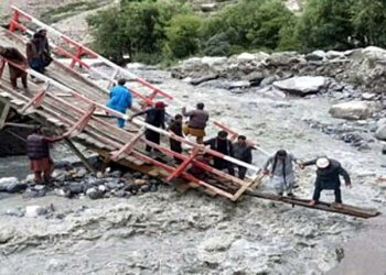 صوابی: کلاؤڈبرسٹ اور لینڈسلائیڈنگ نے تباہی مچادی، متعدد افراد ریلےمیں بہہ گئے