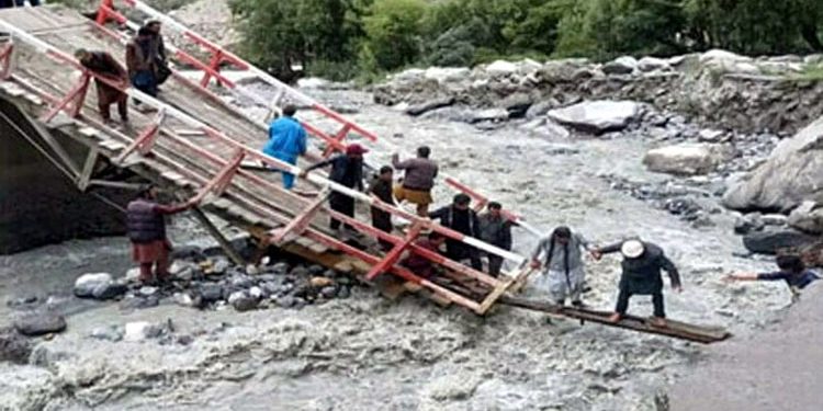 صوابی: کلاؤڈبرسٹ اور لینڈسلائیڈنگ نے تباہی مچادی، متعدد افراد ریلےمیں بہہ گئے
