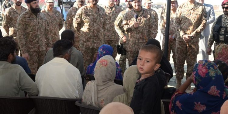 COAS Visits Flod Relief Camps at Kasur and Jalalpur Pirwala