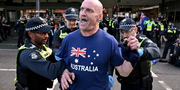 آسٹریلیا میں امیگریشن قوانین کے حق میں مخالف مظاہرین کے درمیان پرتشدد جھڑپیں