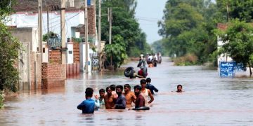 بھارت کے پانی چھوڑنے پر پنجاب کے جنوبی علاقوں میں تباہی، کئی بند ٹوٹ گئے