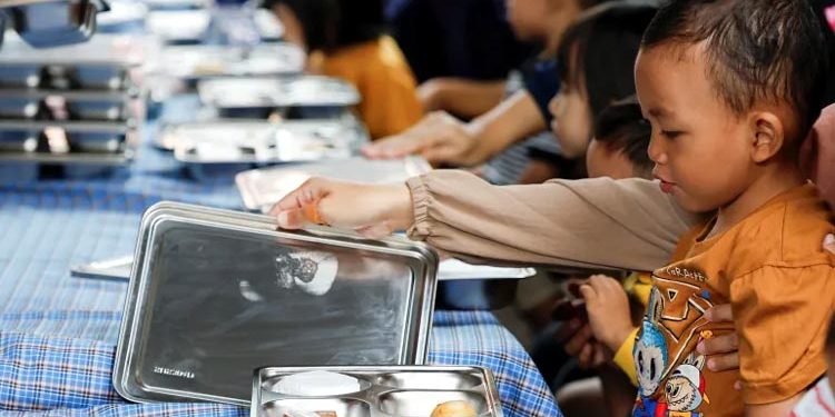 انڈونیشیا میں 400بچے سکول کا مفت کھانا کھانے سے بیمار ہوگئے