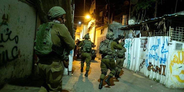 قابض اسرائیلی فوج کے مغربی کنارے میں گھروں پر حملے ،متعدد فلسطینی گرفتار