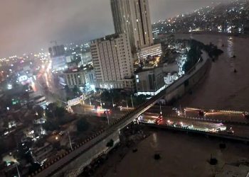 کراچی: بارش سے تھڈو ڈیم اوورفلو، ندیاں بپھر گئیں، پانی آبادیوں میں داخل، فوج طلب