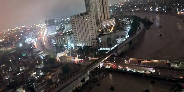 کراچی: بارش سے تھڈو ڈیم اوورفلو، ندیاں بپھر گئیں، پانی آبادیوں میں داخل، فوج طلب