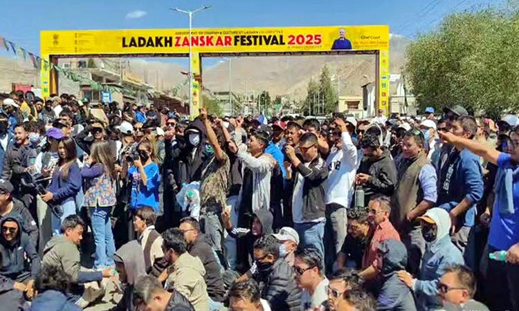 بھارتی حکومت کیخلاف لداخ میں مظاہرے پھوٹ پڑے، 4 افراد جاں بحق، 70 سے زائد زخمی