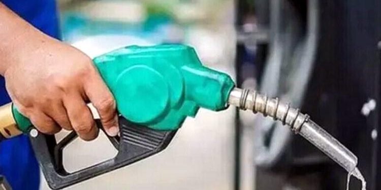 پٹرول کی قیمت برقرار ،ڈیزل کی قیمت میں تین روپے فی لٹر کمی