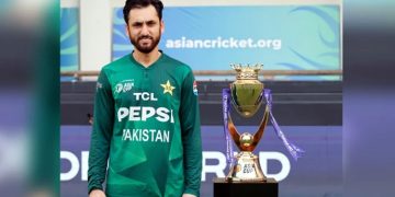 ایشیا کپ فائنل میں بھی بھارت کی ہٹ دھرمی، پاکستانی کپتان کا ٹرافی کے ساتھ اکیلے فوٹو شوٹ