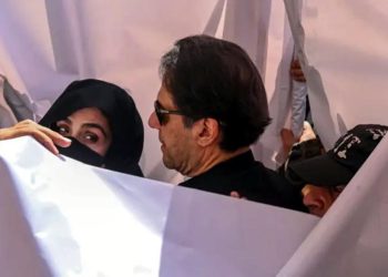 9 مئی سمیت دیگر مقدمات: عدالت نے عمران، بشریٰ بی بی کی گرفتاری سے روک دیا