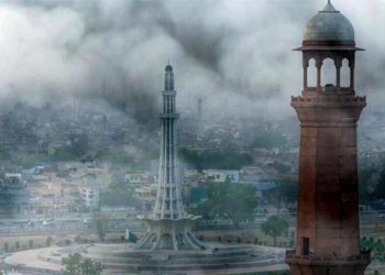 نئی دہلی میں فضائی آلودگی خطرناک حد تک بڑھ گئی، لاہور دنیا کا دوسرا آلودہ ترین شہر قرار