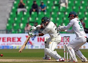 لاہور ٹیسٹ :اچھے آغاز کے بعد پاکستانی بیٹنگ لائن مشکلات کا شکار