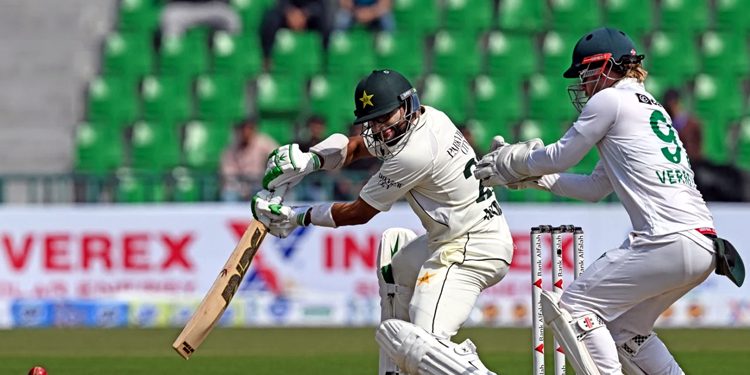 لاہور ٹیسٹ :اچھے آغاز کے بعد پاکستانی بیٹنگ لائن مشکلات کا شکار