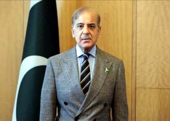 پوری قوم دہشت گردی کے خلاف جنگ میں اپنی افواج کے ساتھ کھڑی ہے، وزیراعظم