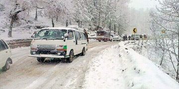 Snowfall in the upper areas, large number of tourists come to see the beautiful scenery