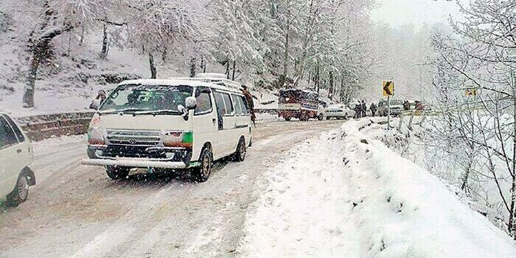 Snowfall in the upper areas, large number of tourists come to see the beautiful scenery