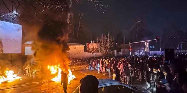 ایران میں خونریز احتجاج، ٹرمپ کی کھلی دھمکی، خطہ خطرے میں