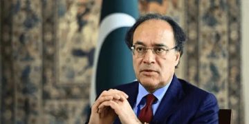 ٹیکس اور بجلی مہنگی، سرمایہ کار بھاگ رہا ہے: وزیر خزانہ کا اعتراف
