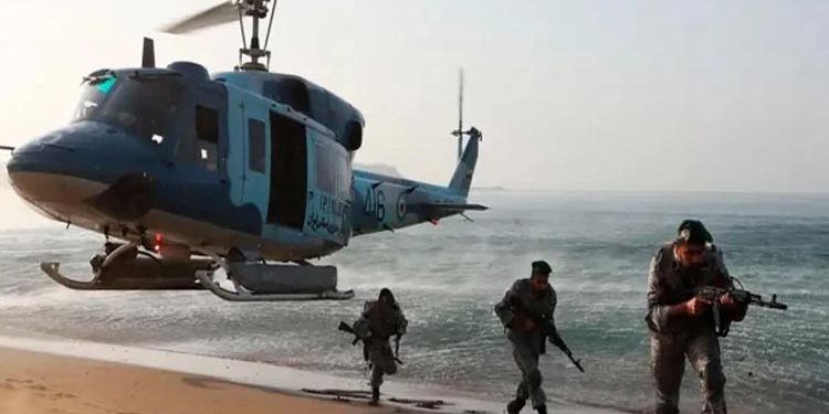 آبنائے ہرمز پر خطرے کی گھنٹیاں: ایران کی جنگی مشقیں، عالمی تجارت نشانے پر