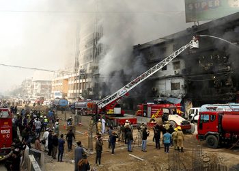 Karachi Fire in Gul Plaza causes two parts of building to collapse, 6 dead, 56 missing