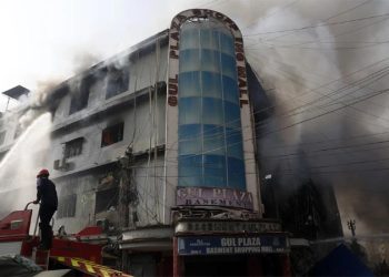 کراچی: گل پلازہ آتشزدگی، آگ پر قابو پا لیا گیا، اموات 14 ہوگئیں