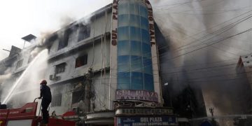 کراچی: گل پلازہ آتشزدگی، آگ پر قابو پا لیا گیا، اموات 14 ہوگئیں