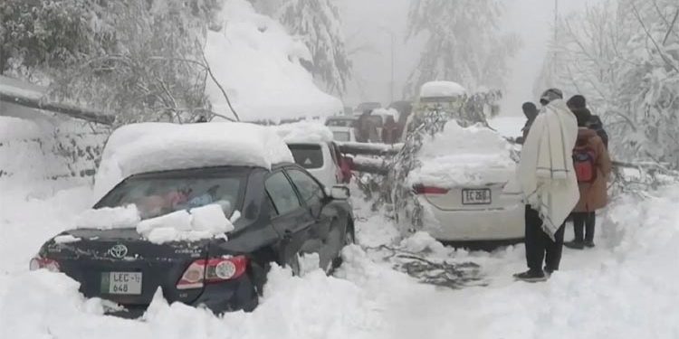 بالائی علاقوں میں شدید برفباری، کئی علاقے منقطع، سیاح پھنس گئے
