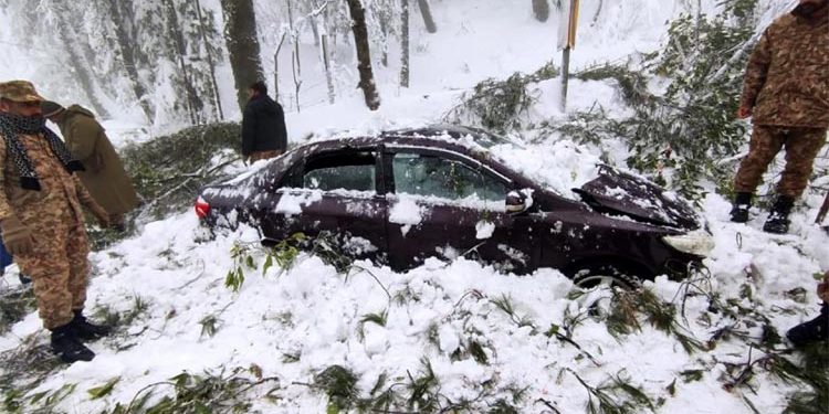 برفباری نے ملک منجمد کر دیا،شاہراہیں بند، سیاح محصور، درجنوں گاڑیاں برف میں دفن