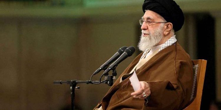 ایرانی سپریم لیڈر خامنہ ای کی جان خطرے میں، سابق امریکی سفیر نے خبردار کر دیا