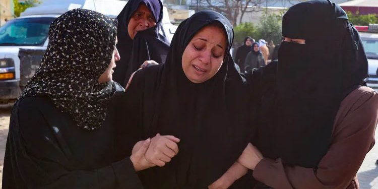 غزہ جنگ بندی بے معنی، اسرائیلی حملوں میں 11 فلسطینی شہید، ٹرمپ کا 5 ارب ڈالر بحالی فنڈ کا اعلان