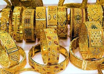 Gold prices decline in global and local markets after a week