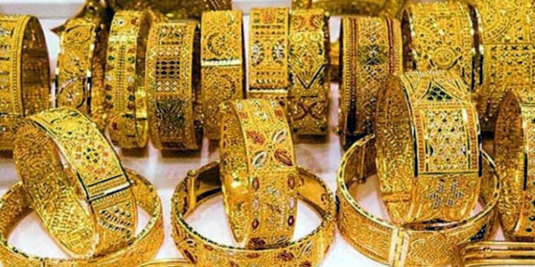 Gold prices decline in global and local markets after a week