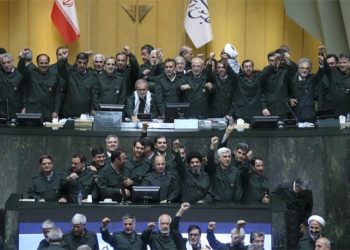 ڈونلڈ ٹرمپ کی جنگی دھمکیاں: ایرانی اراکین پارلیمنٹ نے فوجی وردیاں پہنچ لیں