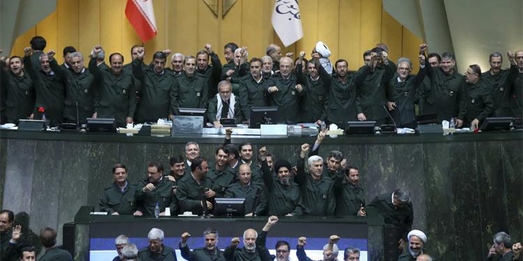 ڈونلڈ ٹرمپ کی جنگی دھمکیاں: ایرانی اراکین پارلیمنٹ نے فوجی وردیاں پہنچ لیں