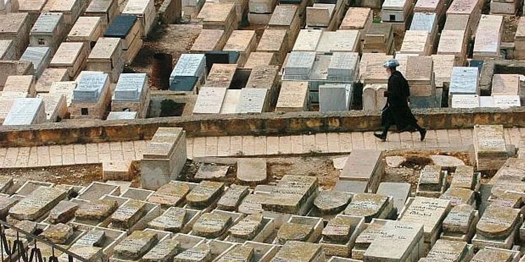 اسرائیل میں تدفین کا بحران منڈلانے لگا، بڑھتی اموات سے قبرستانوں کی زمین کم پڑنے کا خدشہ