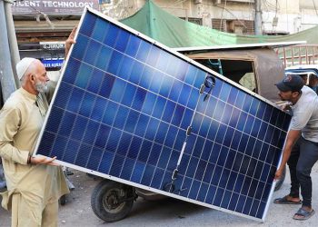 ’نیٹ میٹرنگ ختم، نیٹ بلنگ کا نیا نظام: سولر صارفین کے لیے اہم تبدیلیاں‘