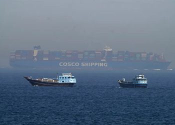 آبنائے ہرمز خطرے کی زد میں، امریکا کابحری جہازوں کو ایرانی پانیوں سے دور رہنے کا حکم