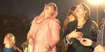 ایاز صادق اور عظمیٰ بخاری کی پتنگ بازی ،ویڈیوز وائرل