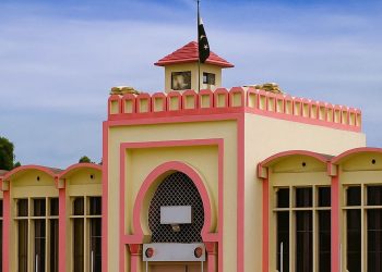 علیمہ خان اور دیگر کو اڈیالہ جیل جانے سے روک دیا گیا